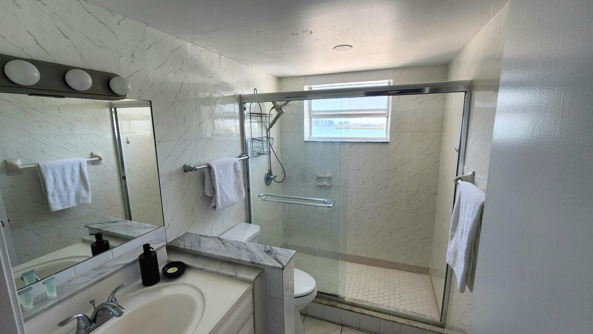 Bayfront Apartment Breathtaking Views- One Bedroom W Balcony- Living Room -Free Parking Miami Beach Esterno foto